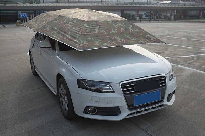 Coche bajo el paraguas