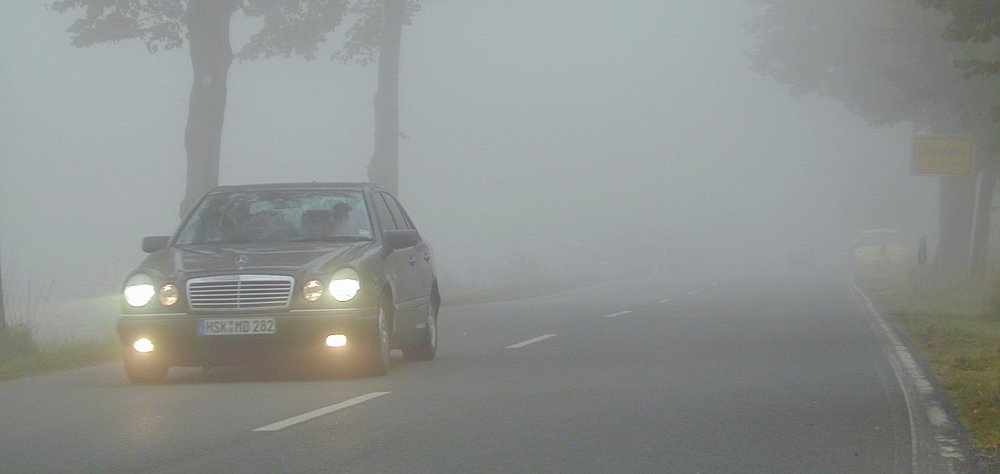 Coche en la niebla